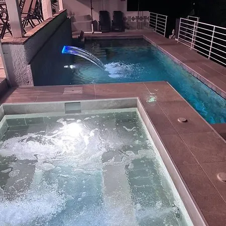 Appartement Magnifique A Avec Vue Sur Et Piscine, Jacuzzi, Chauffes, Chauffe Payant