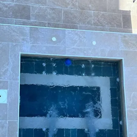 Magnifique A Avec Vue Sur Et Piscine, Jacuzzi, Chauffes, Chauffe Payant
