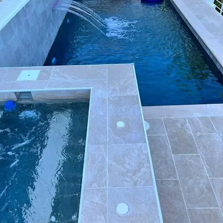 Magnifique A Avec Vue Sur Et Piscine, Jacuzzi, Chauffes, Chauffe Payant Appartement *