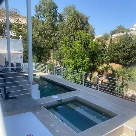 Magnifique A Avec Vue Sur Et Piscine, Jacuzzi, Chauffes, Chauffe Payant