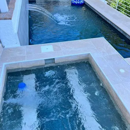 Appartement Magnifique A Avec Vue Sur Et Piscine, Jacuzzi, Chauffes, Chauffe Payant